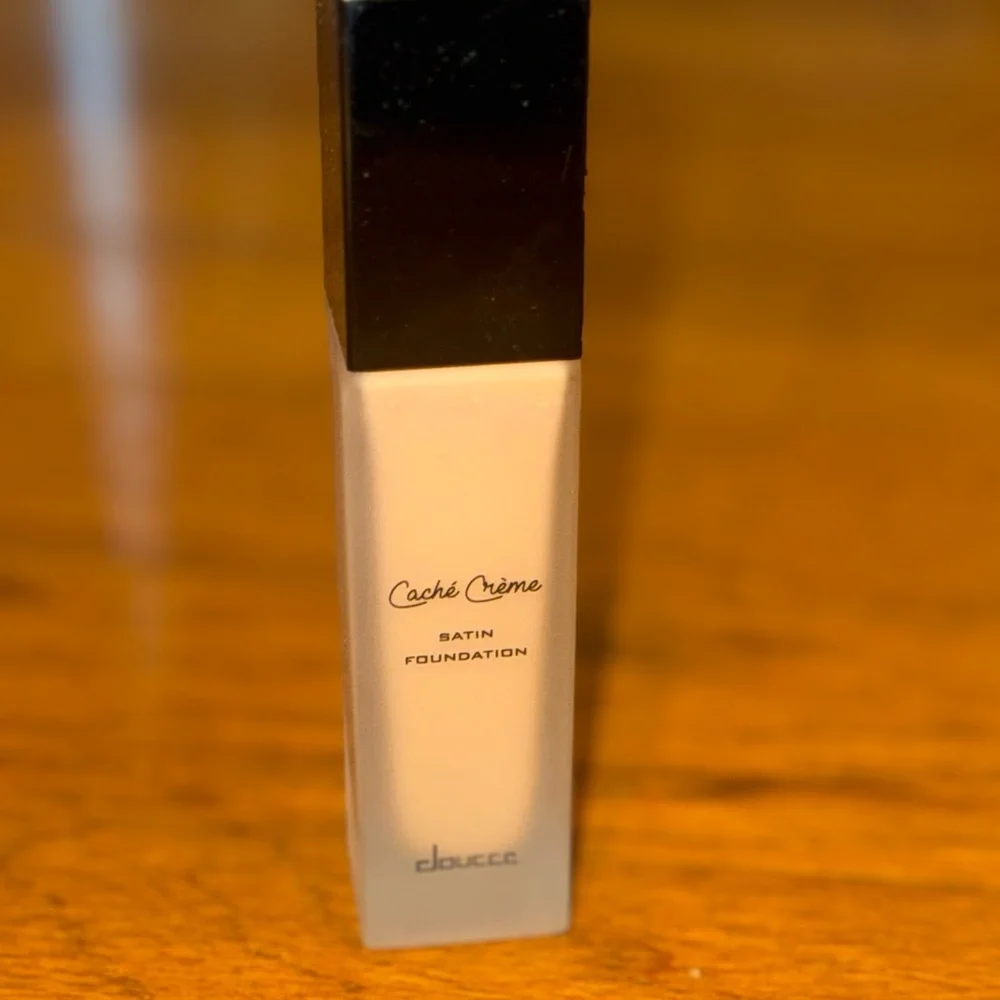 Doucce Cache Crème Satin Foundation - Soft Beige